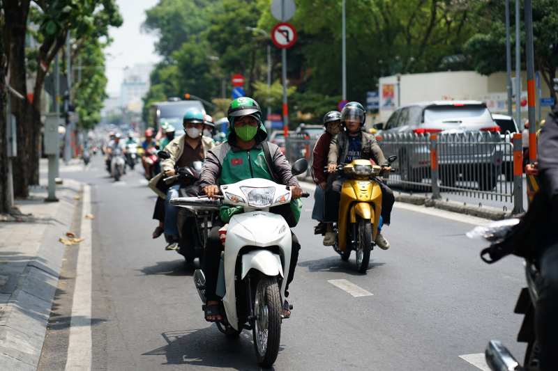 Toàn cảnh TP.HCM trong đợt nắng nóng đỉnh điểm: Tài xế công nghệ kể chuyện “rát mặt như bị tạt muối”- Ảnh 7.