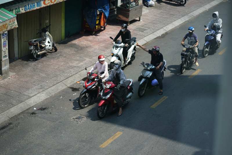 Toàn cảnh TP.HCM trong đợt nắng nóng đỉnh điểm: Tài xế công nghệ kể chuyện “rát mặt như bị tạt muối”- Ảnh 9.