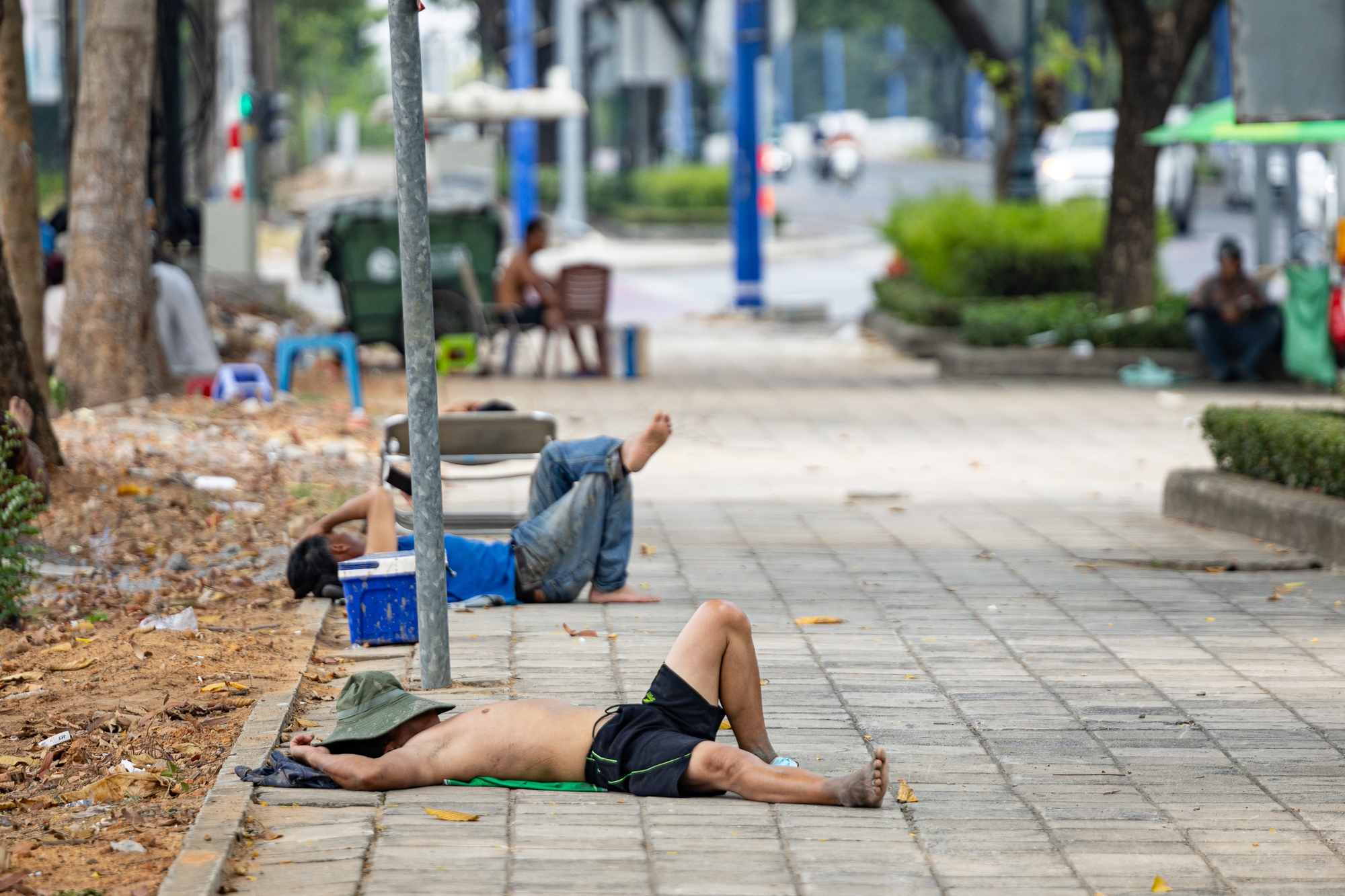 Toàn cảnh TP.HCM trong đợt nắng nóng đỉnh điểm: Tài xế công nghệ kể chuyện “rát mặt như bị tạt muối”- Ảnh 10.