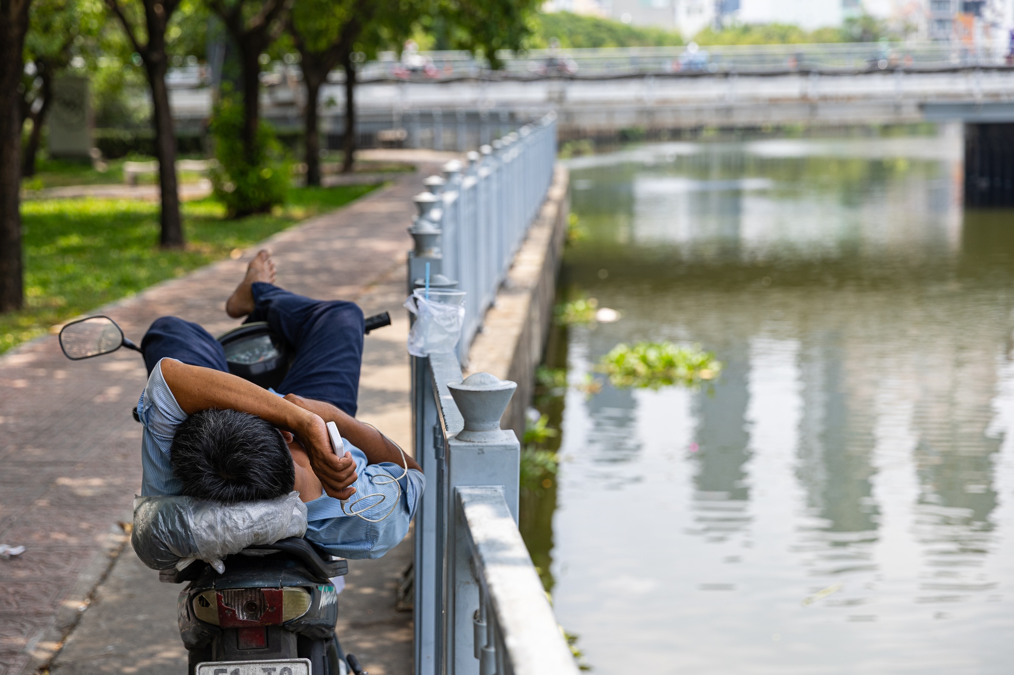 Toàn cảnh TP.HCM trong đợt nắng nóng đỉnh điểm: Tài xế công nghệ kể chuyện “rát mặt như bị tạt muối”- Ảnh 13.