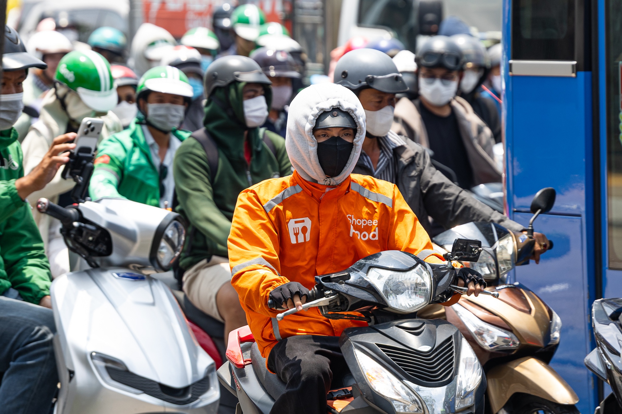 Toàn cảnh TP.HCM trong đợt nắng nóng đỉnh điểm: Tài xế công nghệ kể chuyện “rát mặt như bị tạt muối”- Ảnh 16.