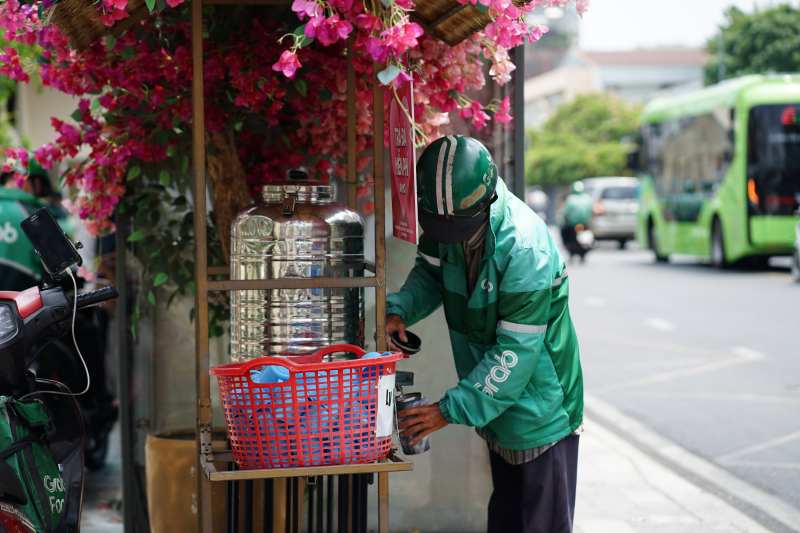 Toàn cảnh TP.HCM trong đợt nắng nóng đỉnh điểm: Tài xế công nghệ kể chuyện “rát mặt như bị tạt muối”- Ảnh 18.