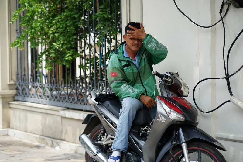 Toàn cảnh TP.HCM trong đợt nắng nóng đỉnh điểm: Tài xế công nghệ kể chuyện “rát mặt như bị tạt muối”- Ảnh 19.