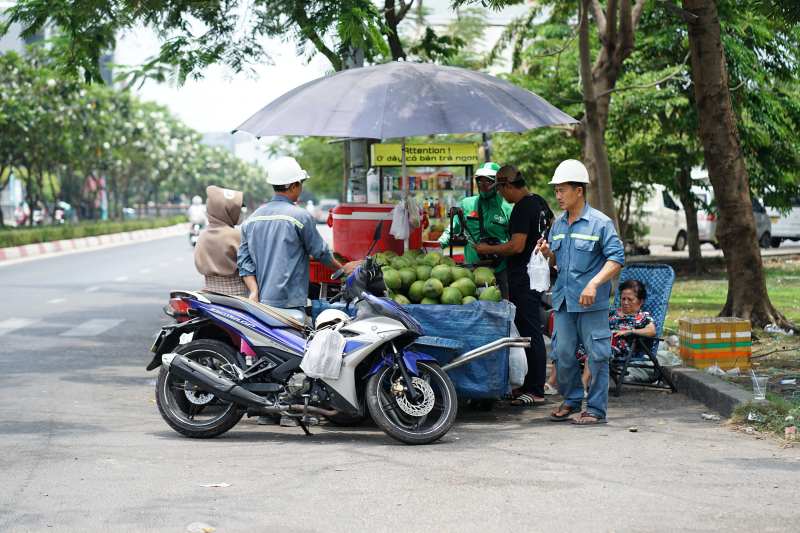 Toàn cảnh TP.HCM trong đợt nắng nóng đỉnh điểm: Tài xế công nghệ kể chuyện “rát mặt như bị tạt muối”- Ảnh 20.