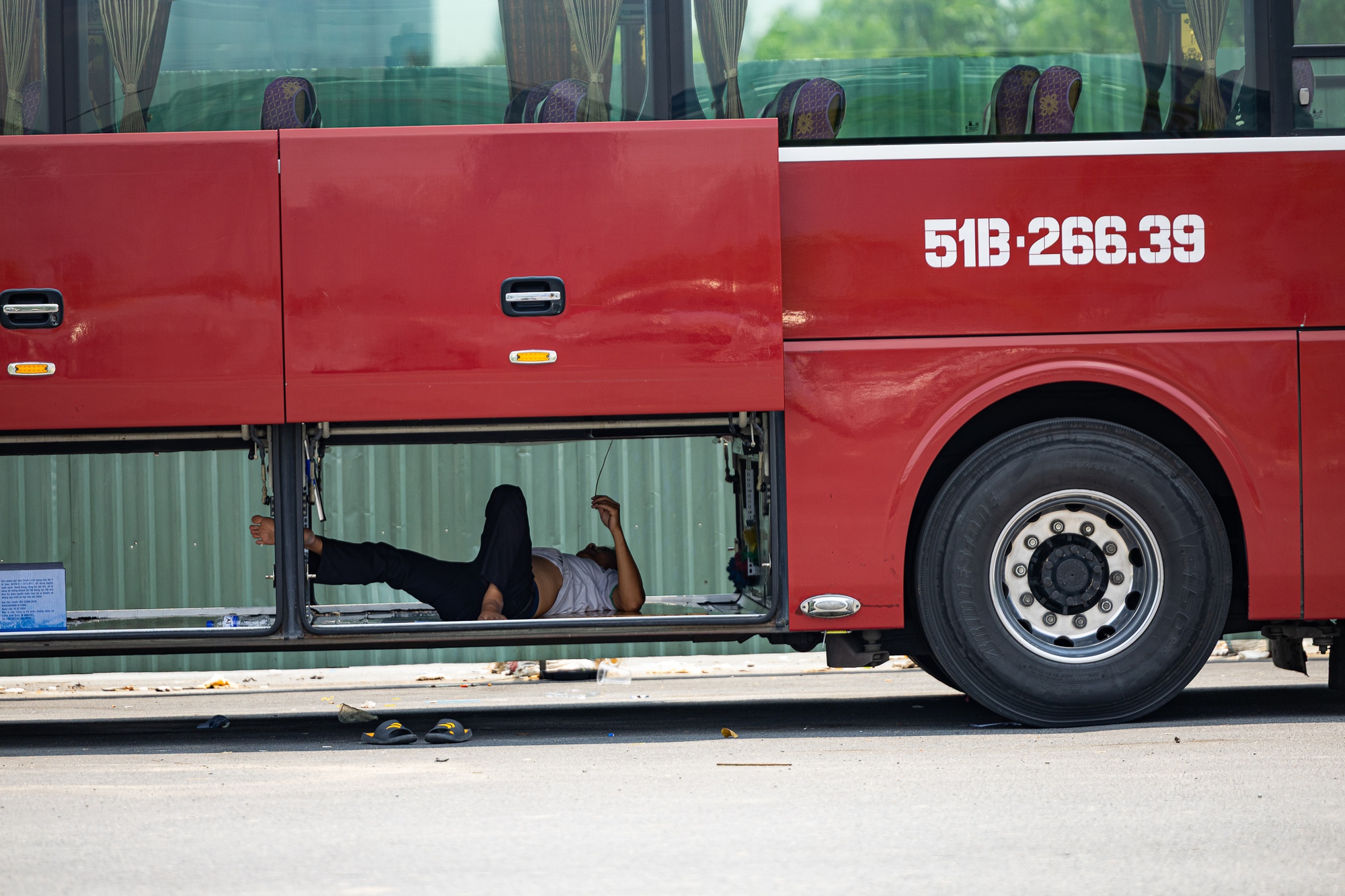 Toàn cảnh TP.HCM trong đợt nắng nóng đỉnh điểm: Tài xế công nghệ kể chuyện “rát mặt như bị tạt muối”- Ảnh 21.