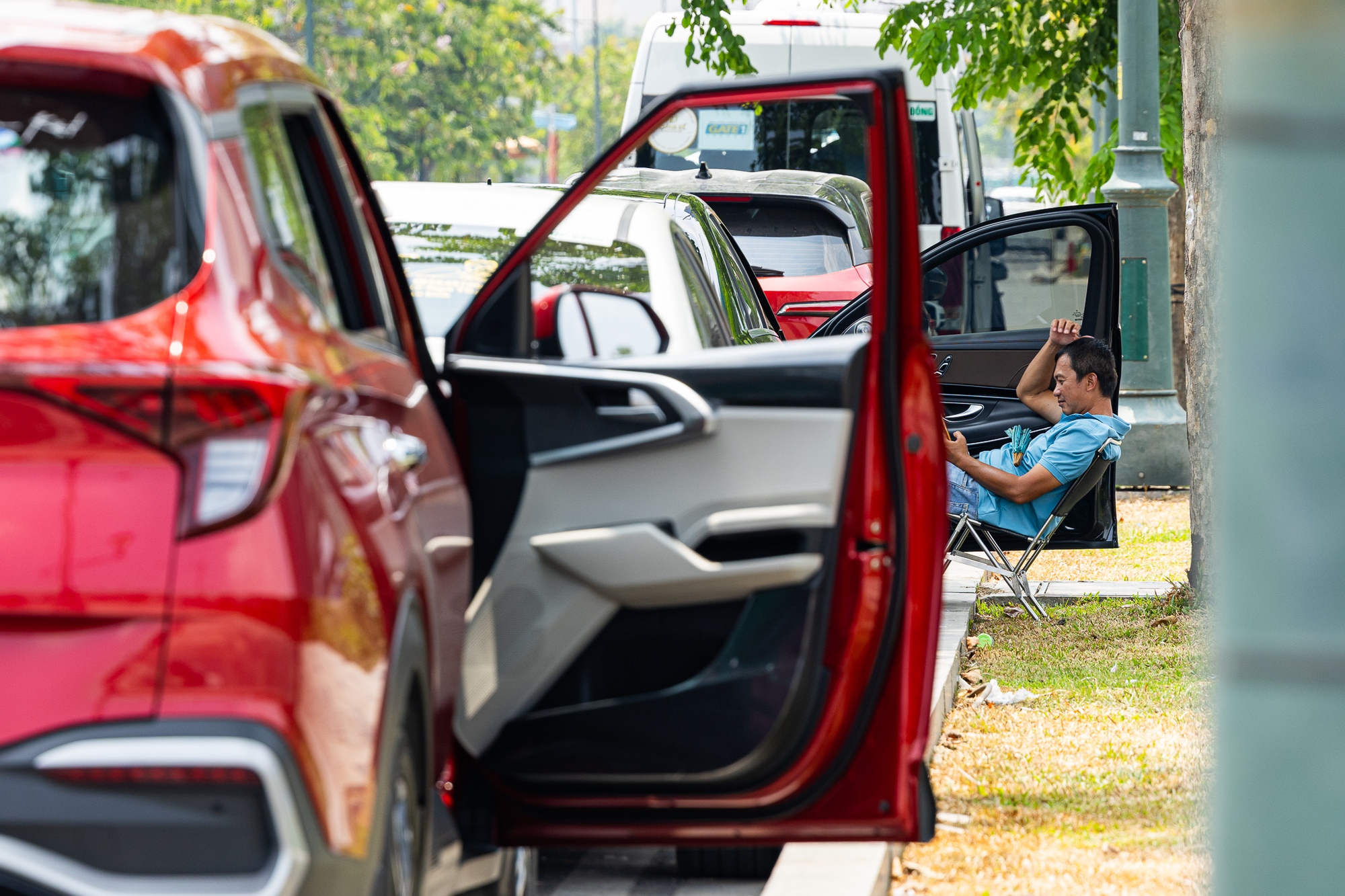 Toàn cảnh TP.HCM trong đợt nắng nóng đỉnh điểm: Tài xế công nghệ kể chuyện “rát mặt như bị tạt muối”- Ảnh 22.
