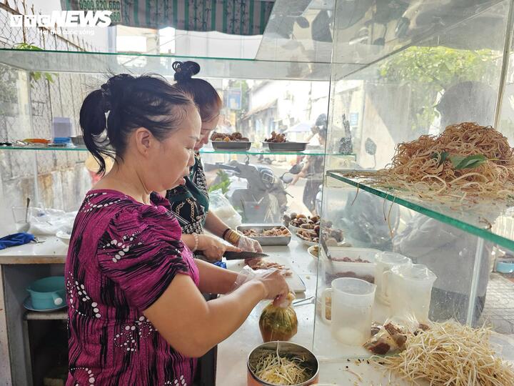 Xăng hạ nhiệt, giá tô phở, gói xôi vẫn neo cao: Vì sao “lên nhanh, xuống chậm”?- Ảnh 2.