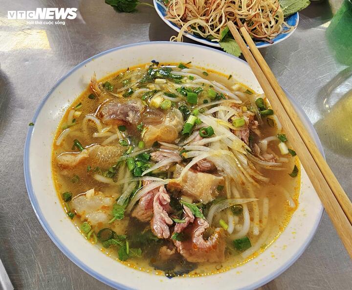 Xăng hạ nhiệt, giá tô phở, gói xôi vẫn neo cao: Vì sao “lên nhanh, xuống chậm”?- Ảnh 3.