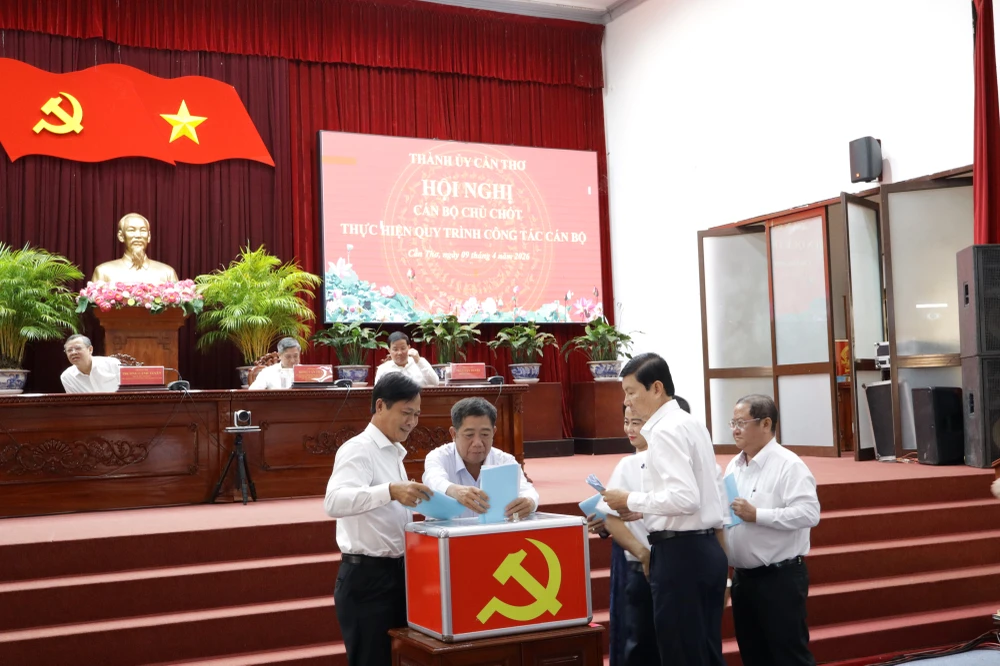 Cán bộ chủ chốt bỏ phiếu tín nhiệm các nhân sự bổ sung quy hoạch cấp ủy, Ban Thường vụ cấp ủy và cán bộ lãnh đạo quản lý của TP. Ảnh: NHẪN NAM thanh-uy-can-tho-1.JPG