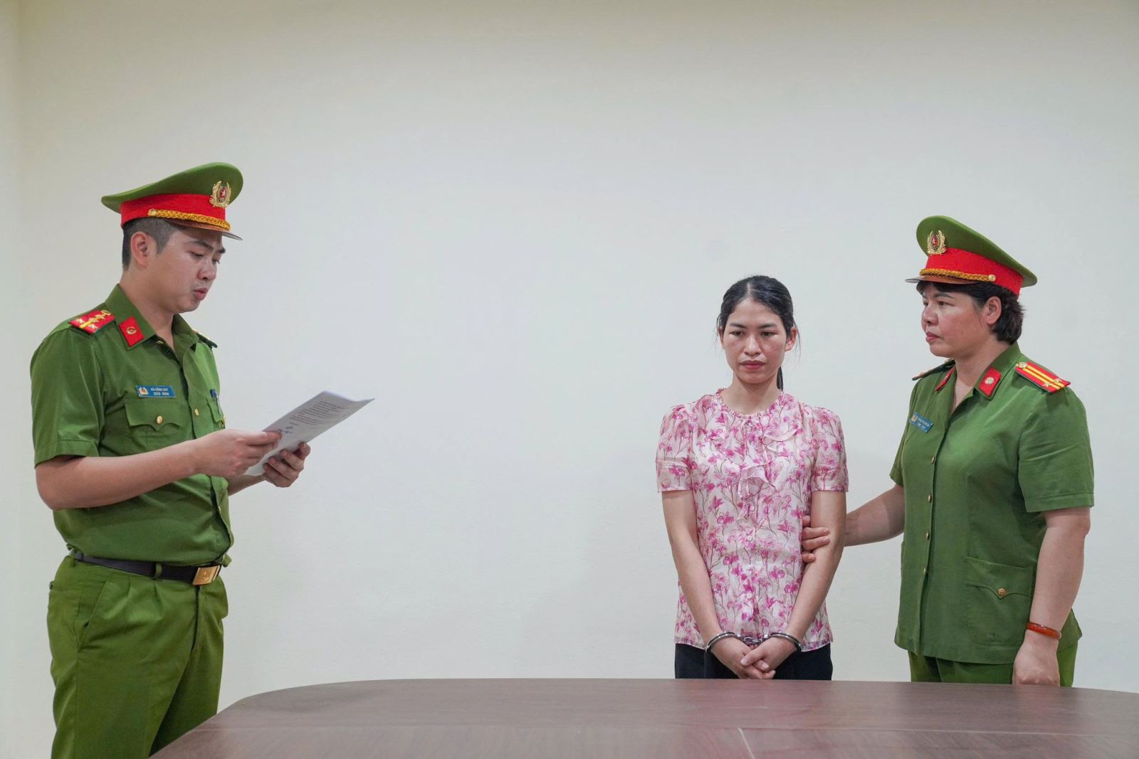 1775706330 901 Bat giam doc hieu truong ke toan an chan tien