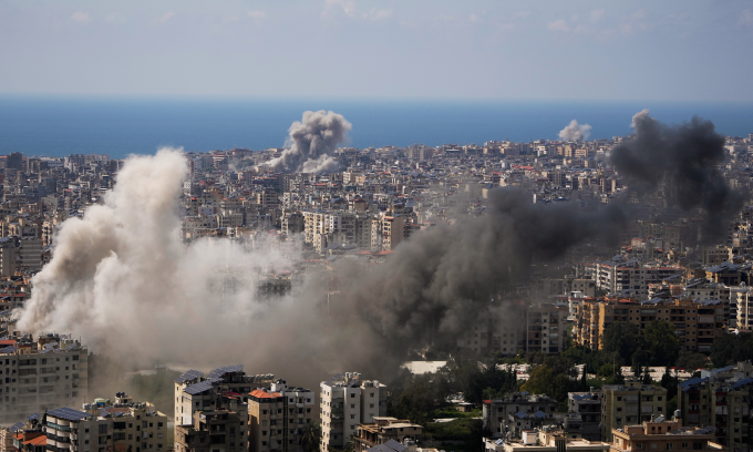Khói bốc lên tại thủ đô Beirut của Lebanon sau cuộc tập kích của Israel hôm 8/4. Ảnh: AP