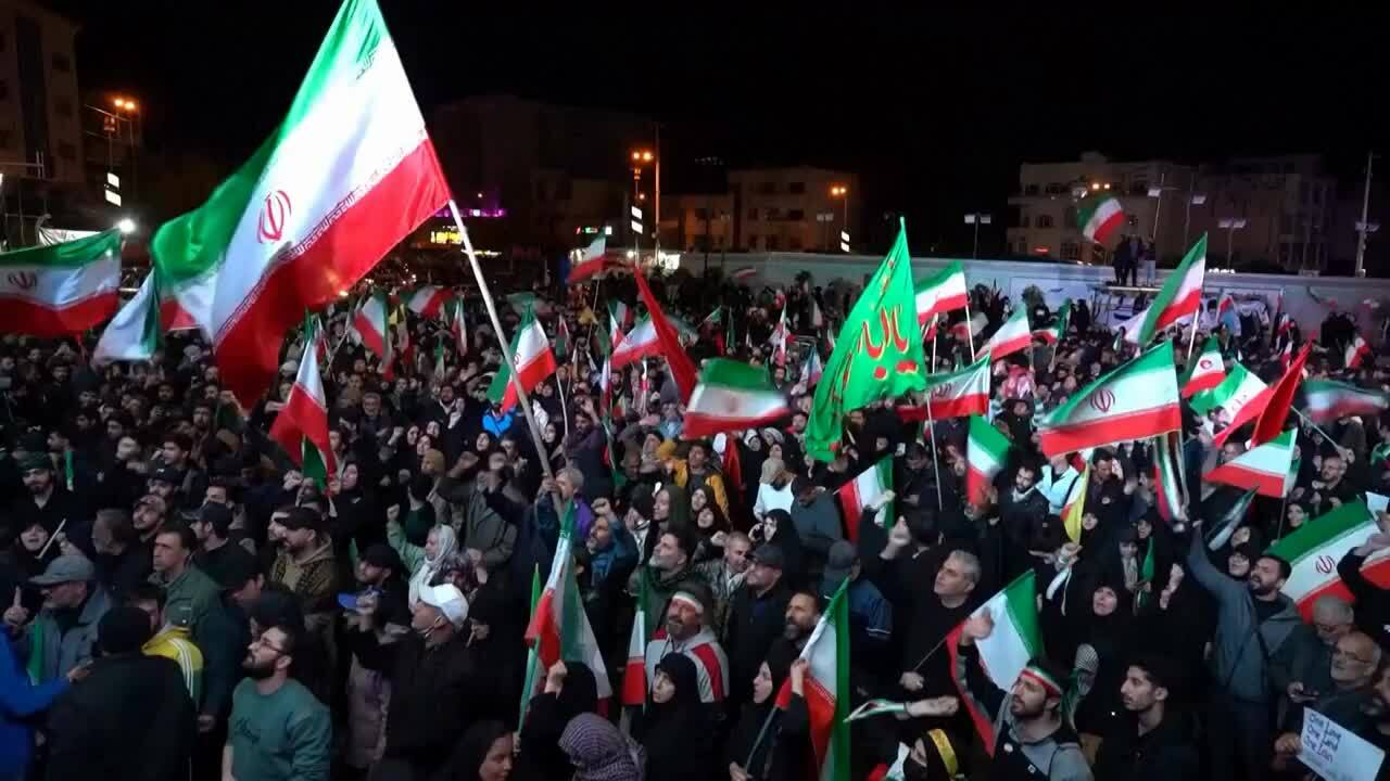 Người dân tập trung trên đường phố Tehran ăn mừng lệnh ngừng bắn