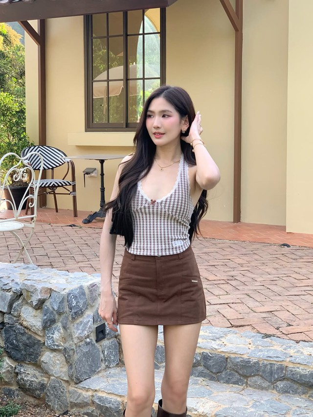 Phối áo yếm cổ chữ V tôn dáng cực đỉnh cho mùa hè- Ảnh 2. Phối áo yếm cổ chữ V tôn dáng cực đỉnh cho mùa hè- Ảnh 2.