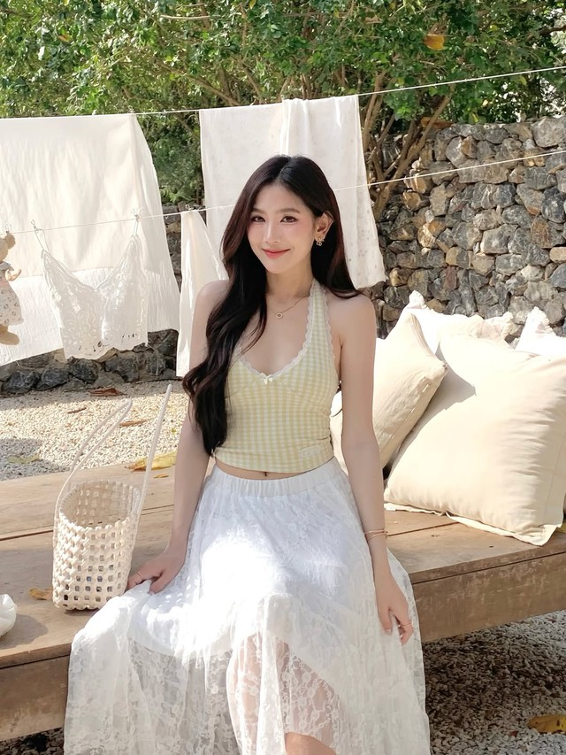 Phối áo yếm cổ chữ V tôn dáng cực đỉnh cho mùa hè- Ảnh 3. Phối áo yếm cổ chữ V tôn dáng cực đỉnh cho mùa hè- Ảnh 3.
