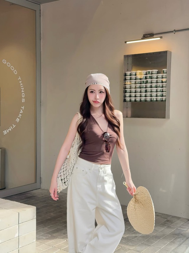 Phối áo yếm cổ chữ V tôn dáng cực đỉnh cho mùa hè- Ảnh 4. Phối áo yếm cổ chữ V tôn dáng cực đỉnh cho mùa hè- Ảnh 4.