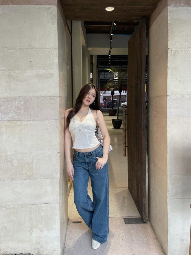 Phối áo yếm cổ chữ V tôn dáng cực đỉnh cho mùa hè- Ảnh 5. Phối áo yếm cổ chữ V tôn dáng cực đỉnh cho mùa hè- Ảnh 5.