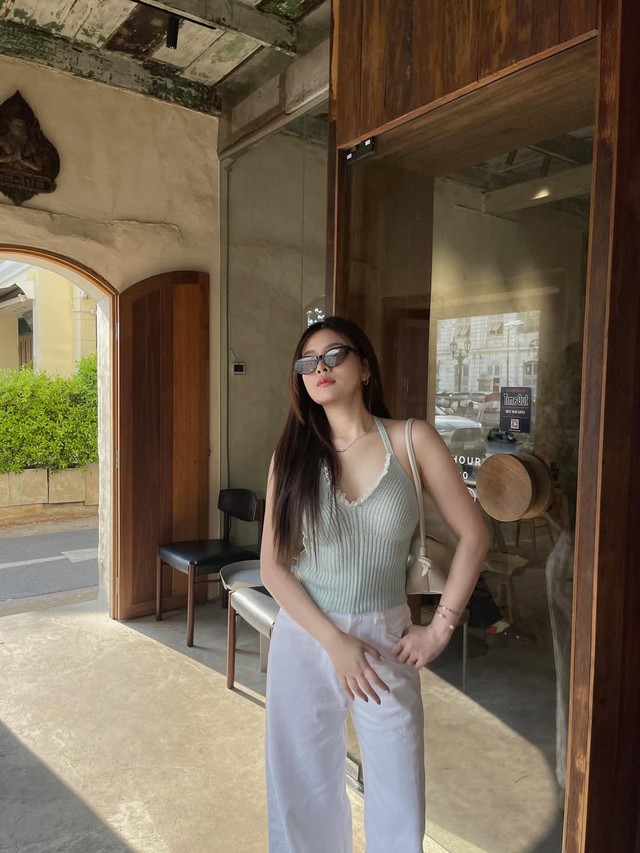 Phối áo yếm cổ chữ V tôn dáng cực đỉnh cho mùa hè- Ảnh 6. Phối áo yếm cổ chữ V tôn dáng cực đỉnh cho mùa hè- Ảnh 6.