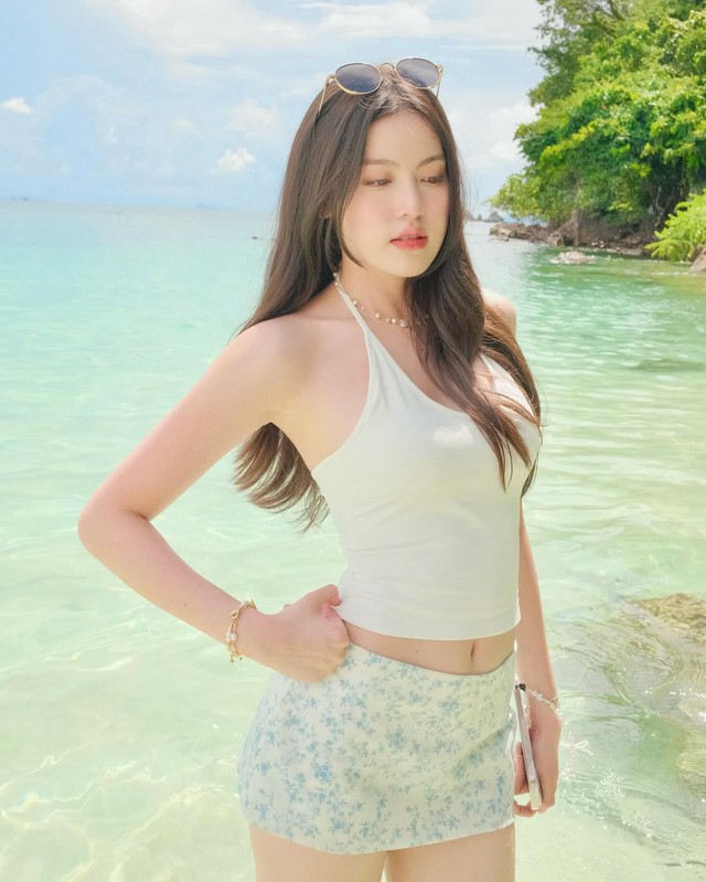 Phối áo yếm cổ chữ V tôn dáng cực đỉnh cho mùa hè- Ảnh 7. Phối áo yếm cổ chữ V tôn dáng cực đỉnh cho mùa hè- Ảnh 7.