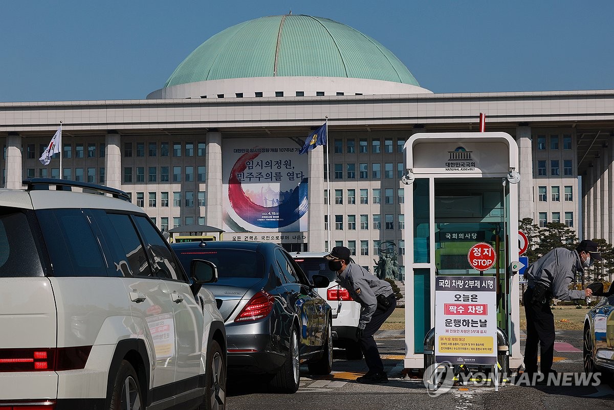 1775711509 664 Bien nguoi tran xuong tau dien ngam xe buyt cung