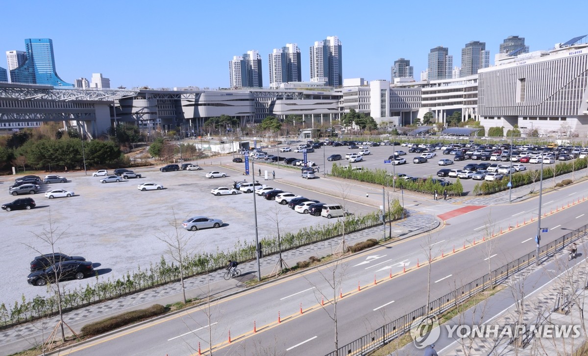 1775711511 789 Bien nguoi tran xuong tau dien ngam xe buyt cung