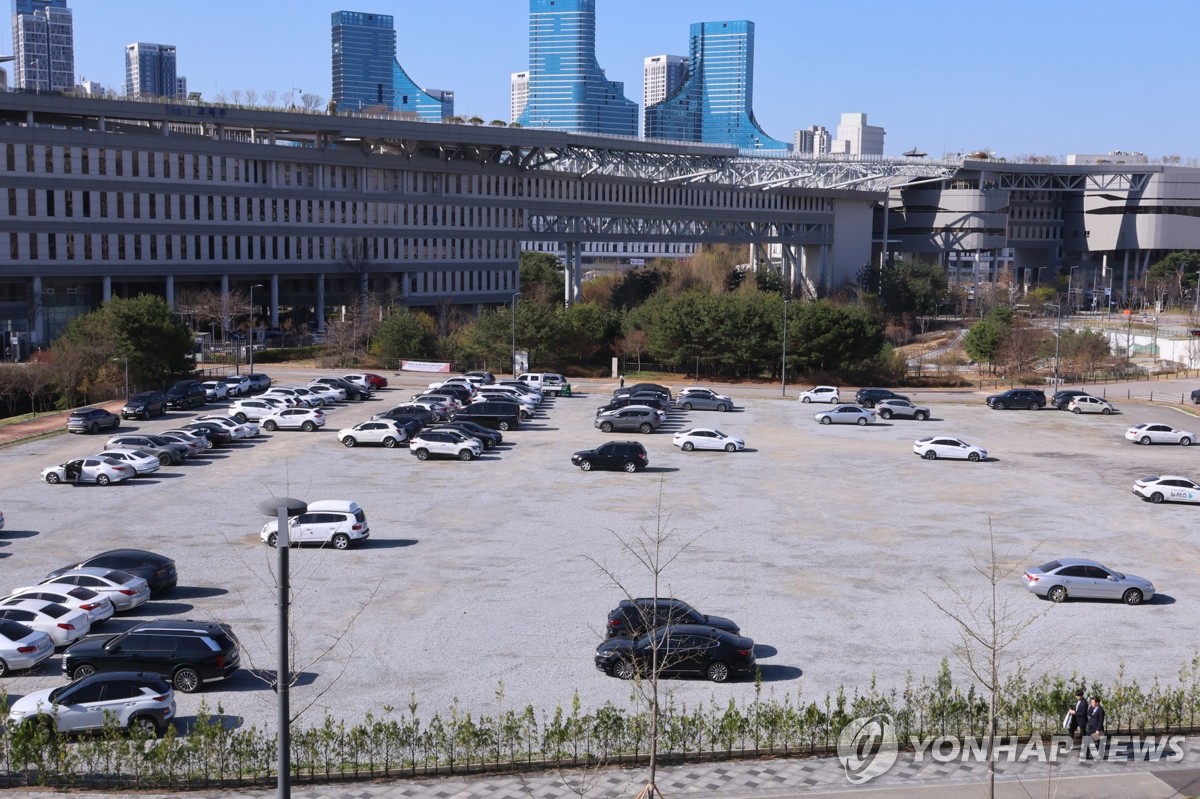 1775711513 333 Bien nguoi tran xuong tau dien ngam xe buyt cung