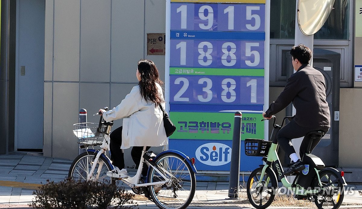 1775711515 887 Bien nguoi tran xuong tau dien ngam xe buyt cung