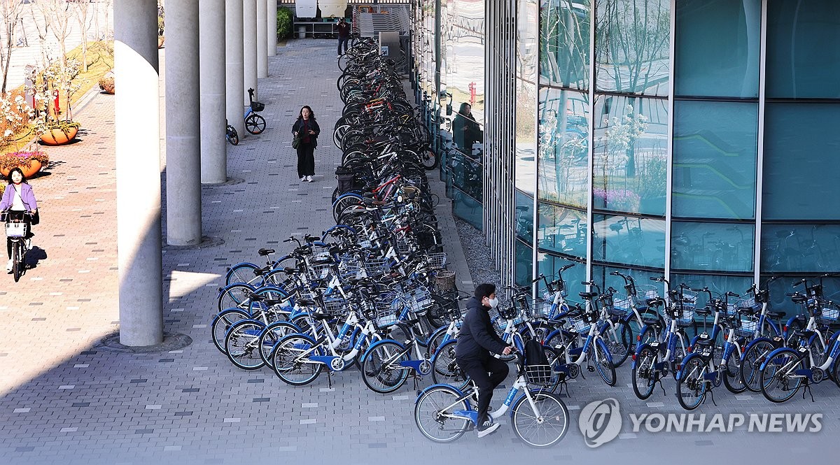 1775711517 431 Bien nguoi tran xuong tau dien ngam xe buyt cung