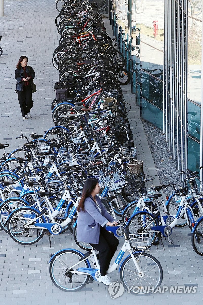 1775711519 431 Bien nguoi tran xuong tau dien ngam xe buyt cung