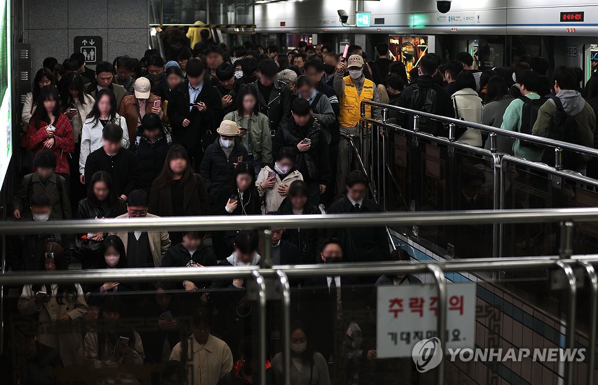 1775711521 60 Bien nguoi tran xuong tau dien ngam xe buyt cung