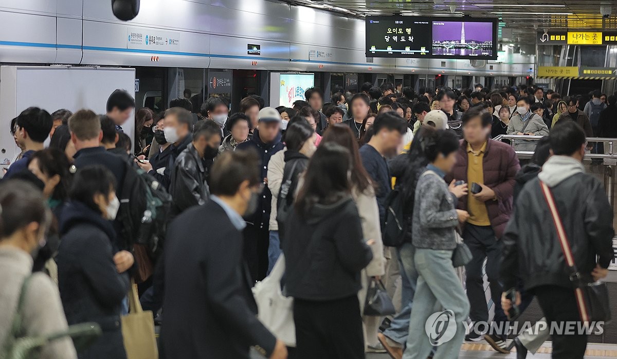 1775711523 669 Bien nguoi tran xuong tau dien ngam xe buyt cung