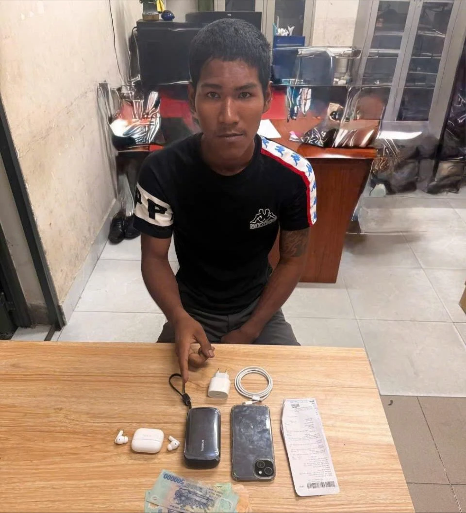 Công an thu hồi tang vật liên quan đến vụ trộm. Ảnh: CA z7706850839333_82fe9643d33ccb63b61686a67b425c55.jpg