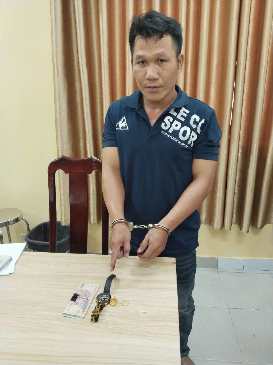 Cùng ngày 1-4, Công an xã Tân Vĩnh Lộc cũng phối hợp với Phòng PC02 Công an TP.HCM phá vụ trộm đột nhập do Trần Tấn Dũ thực hiện. Ảnh: CA z7706850808905_bb1935ea4aba5165c7bb92bcc771cd3a.jpg