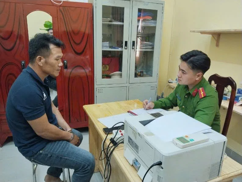 Công an lấy lời khai với Dũ để điều tra. Ảnh: CA z7706850808570_2cf05ed7fb752220a64ba286978bd2d1.jpg