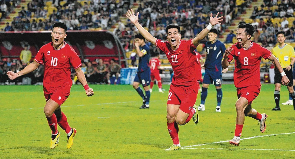 Bóng đá Việt Nam và Thái Lan luôn là đối thủ lớn nhất của nhau ở Đông Nam Á. Ảnh: CCT. tuyen-viet-nam-phong-thu-kin-ke-thai-lan-tang-toc (3).jpg