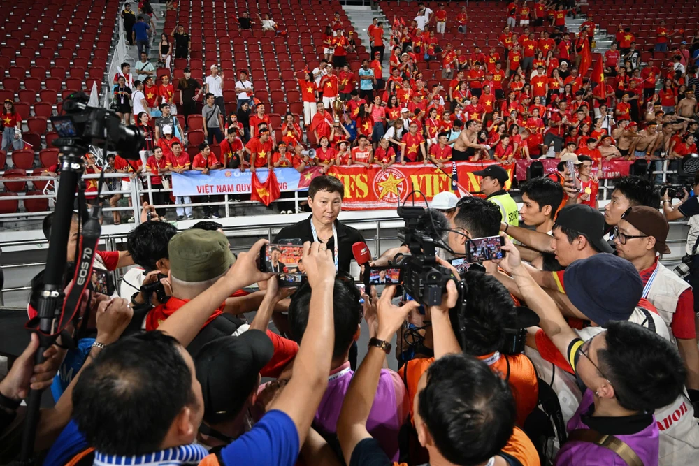 Thầy trò HLV Kim Sang-sik đương kim vô địch Đông Nam Á. Ảnh: CCT. tuyen-viet-nam-phong-thu-kin-ke-thai-lan-tang-toc (1).jpg