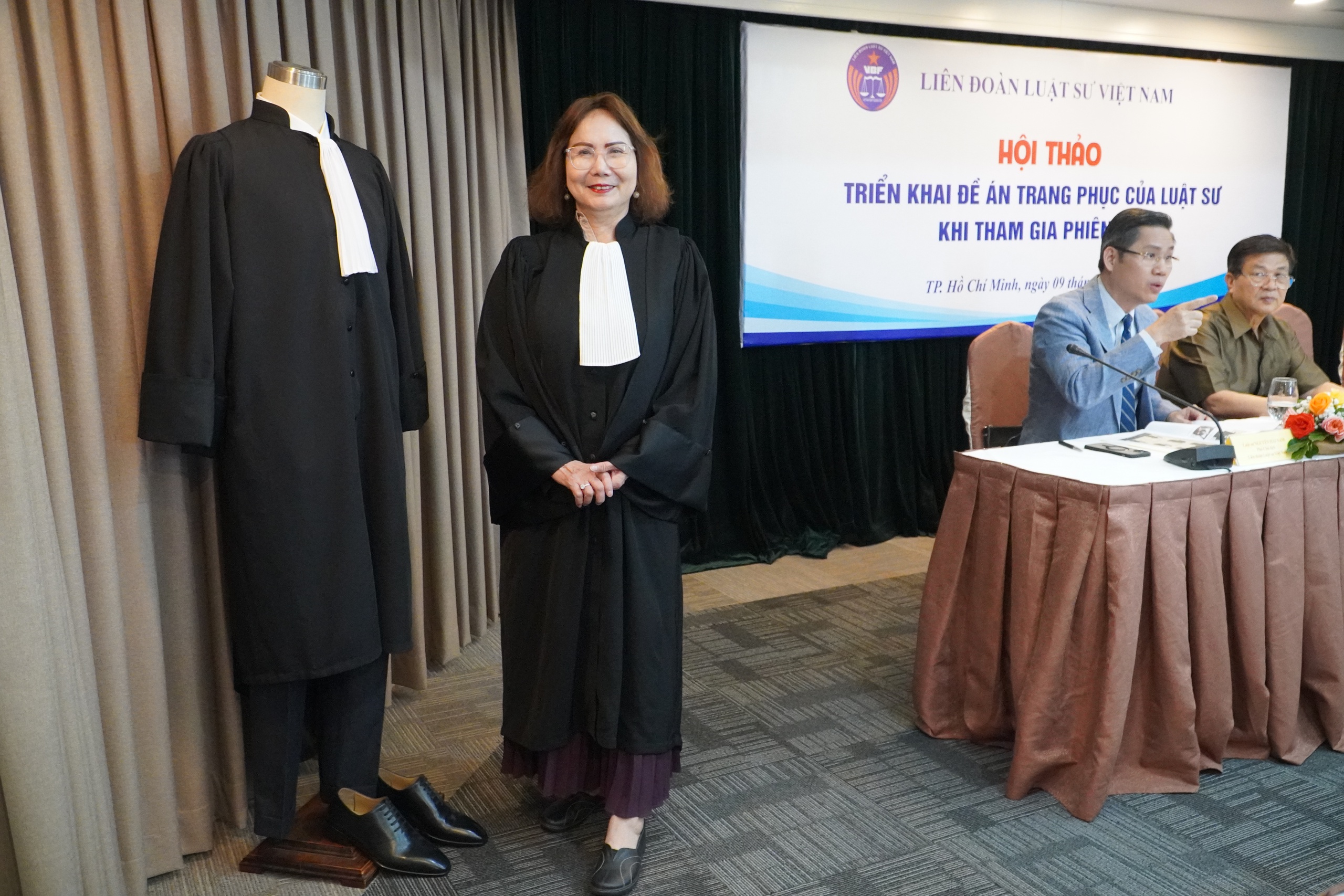 Luật sư và trang phục mới: Áo choàng thể hiện lưỡi thẳng , cán cân công lý - Ảnh 2. Luật sư và trang phục mới: Áo choàng thể hiện lưỡi thẳng , cán cân công lý - Ảnh 2.