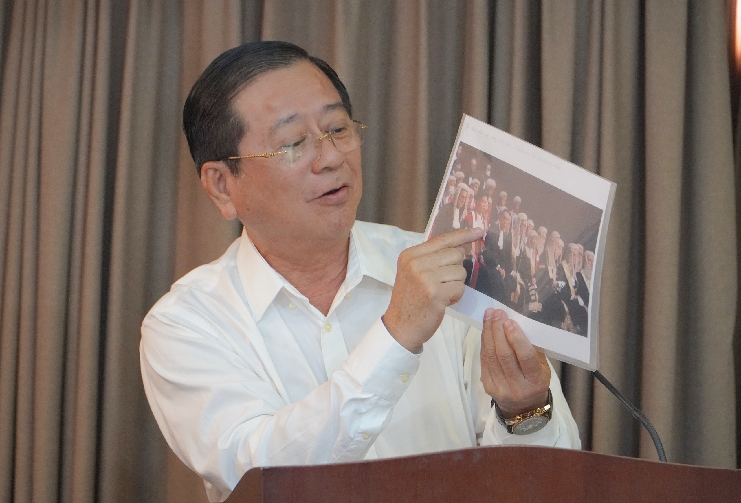 Luật sư và trang phục mới: Áo choàng thể hiện lưỡi thẳng , cán cân công lý - Ảnh 3. Luật sư và trang phục mới: Áo choàng thể hiện lưỡi thẳng , cán cân công lý - Ảnh 3.