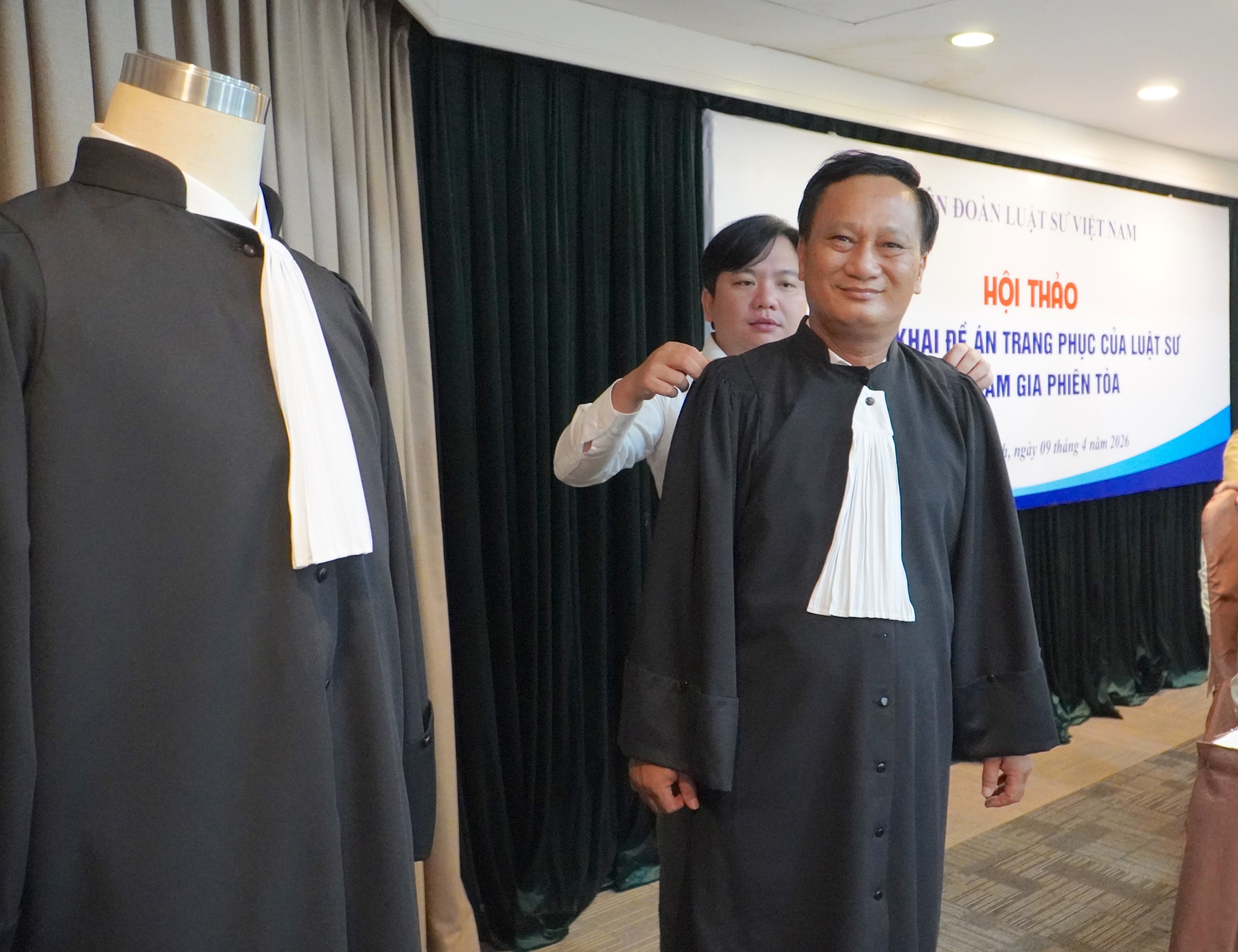 Luật sư và trang phục mới: Áo choàng thể hiện lưỡi thẳng , cán cân công lý - Ảnh 4. Luật sư và trang phục mới: Áo choàng thể hiện lưỡi thẳng , cán cân công lý - Ảnh 4.