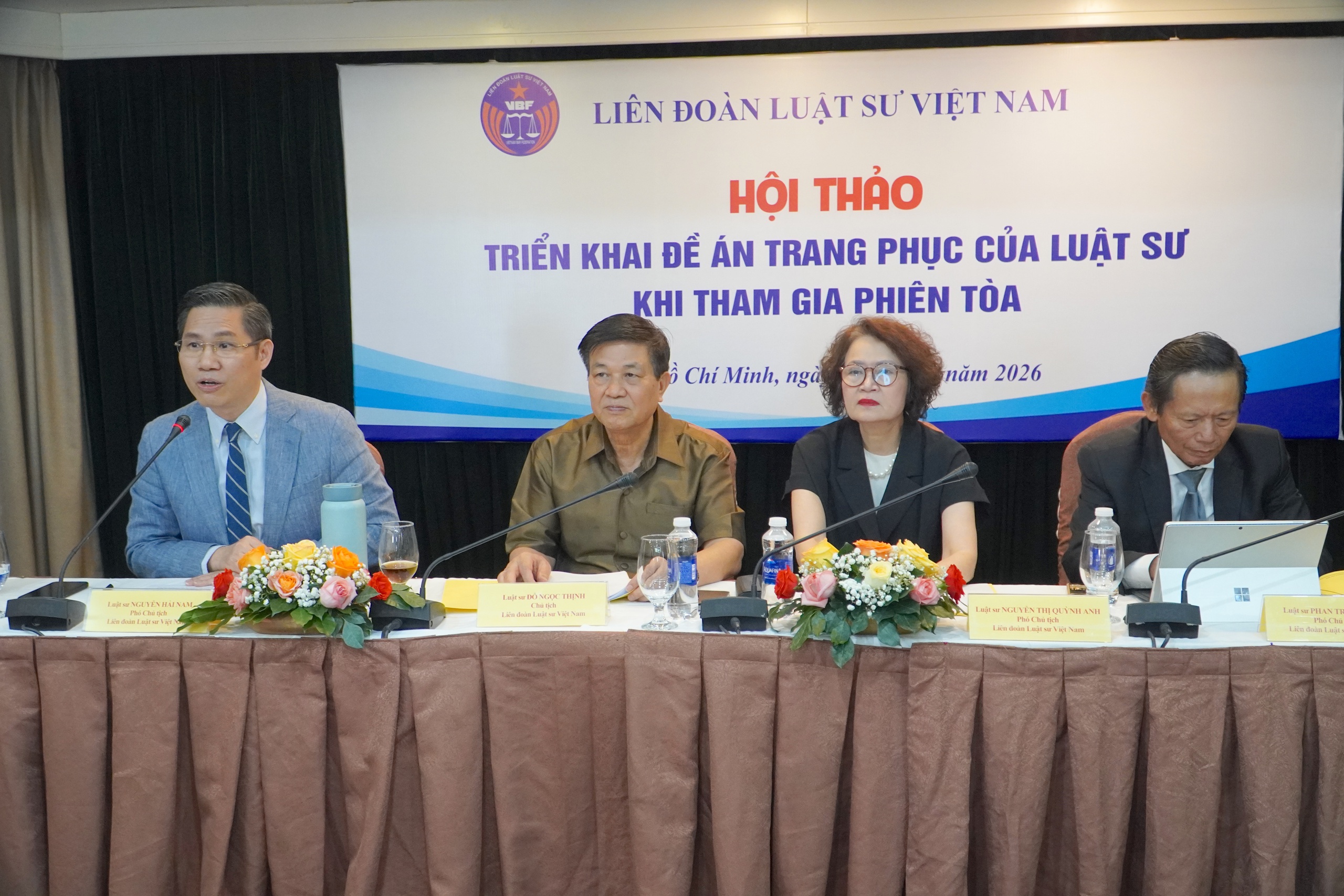 Luật sư và trang phục mới: Áo choàng thể hiện lưỡi thẳng , cán cân công lý - Ảnh 5. Luật sư và trang phục mới: Áo choàng thể hiện lưỡi thẳng , cán cân công lý - Ảnh 5.