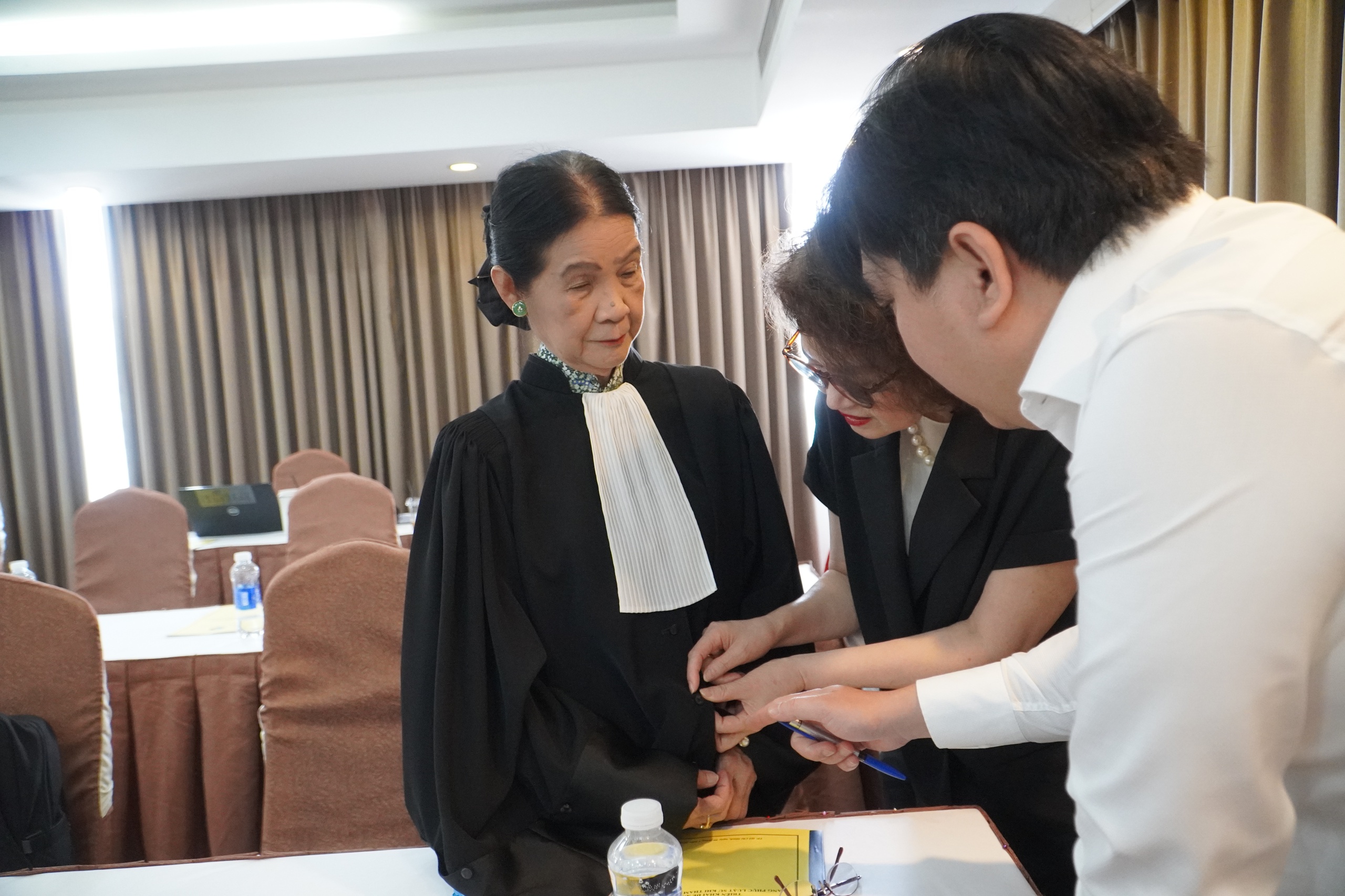 Luật sư hào hứng với cái ‘lưỡi thẳng’ của mình trong áo choàng mới 1 Luật sư hào hứng với cái ‘lưỡi thẳng’ của mình trong áo choàng mới - Ảnh 1.