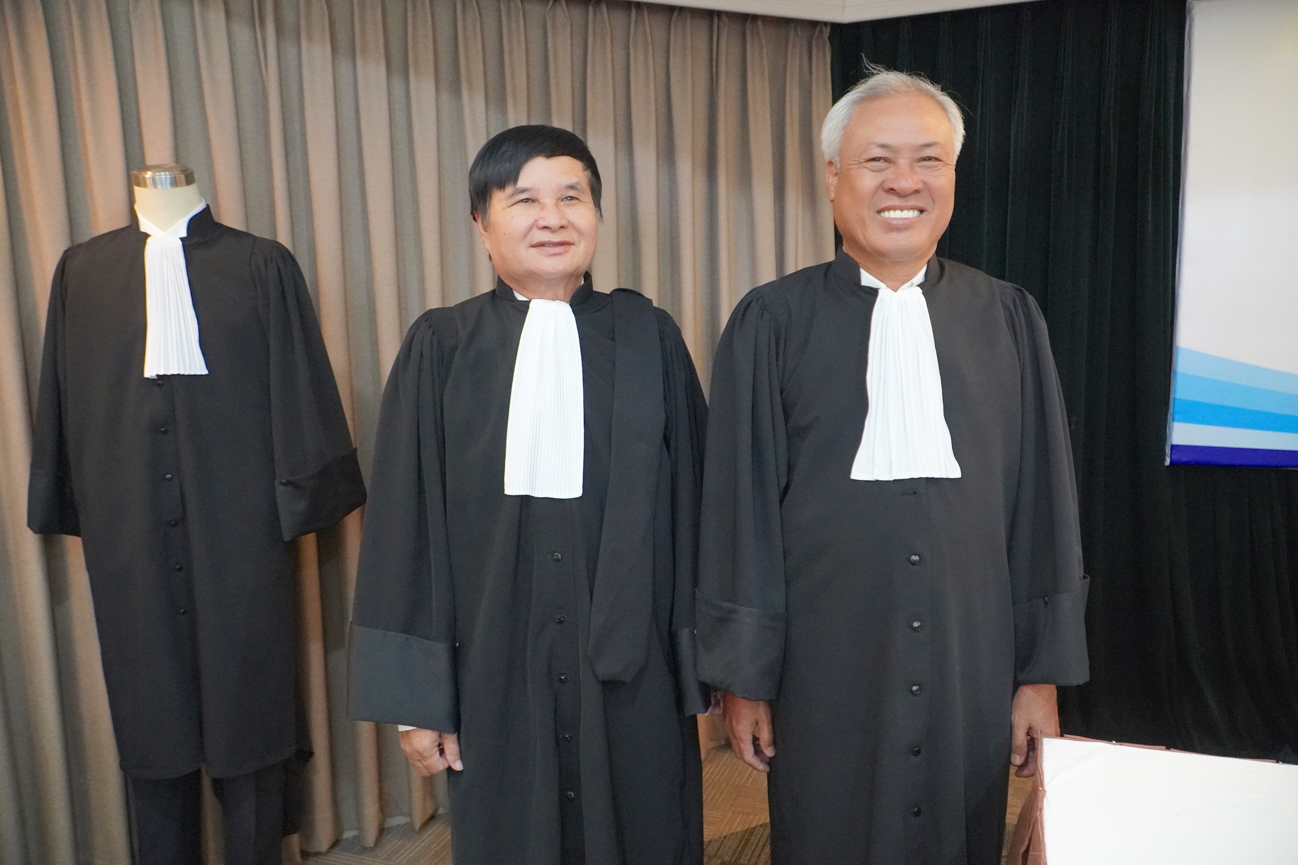 Luật sư hào hứng với cái ‘lưỡi thẳng’ của mình trong áo choàng mới 2 Luật sư hào hứng với cái ‘lưỡi thẳng’ của mình trong áo choàng mới - Ảnh 2.