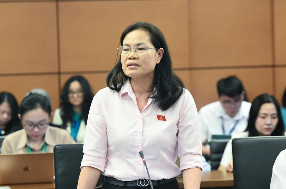 Đại biểu Quốc hội Nguyễn Thị Hồng Hạnh (TP.HCM) góp ý cho dự thảo Luật Công chứng (sửa đổi). Ảnh: LÂM HIỂN z7706861518505_fbf0d7fa9d9de5dfefaebe8e9c60e61c.jpg