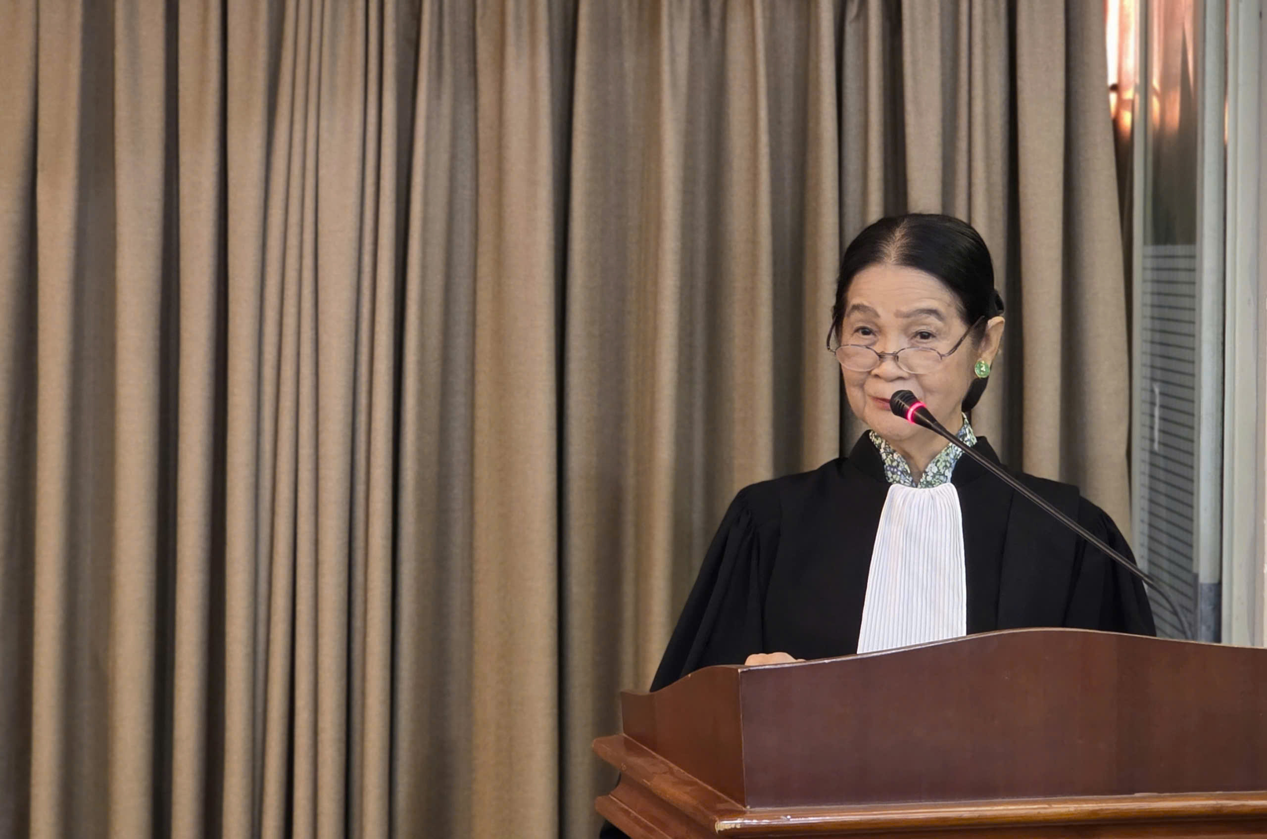 Áo choàng luật sư: Kết nối lịch sử - Ảnh 2. áo choàng - Ảnh 2.