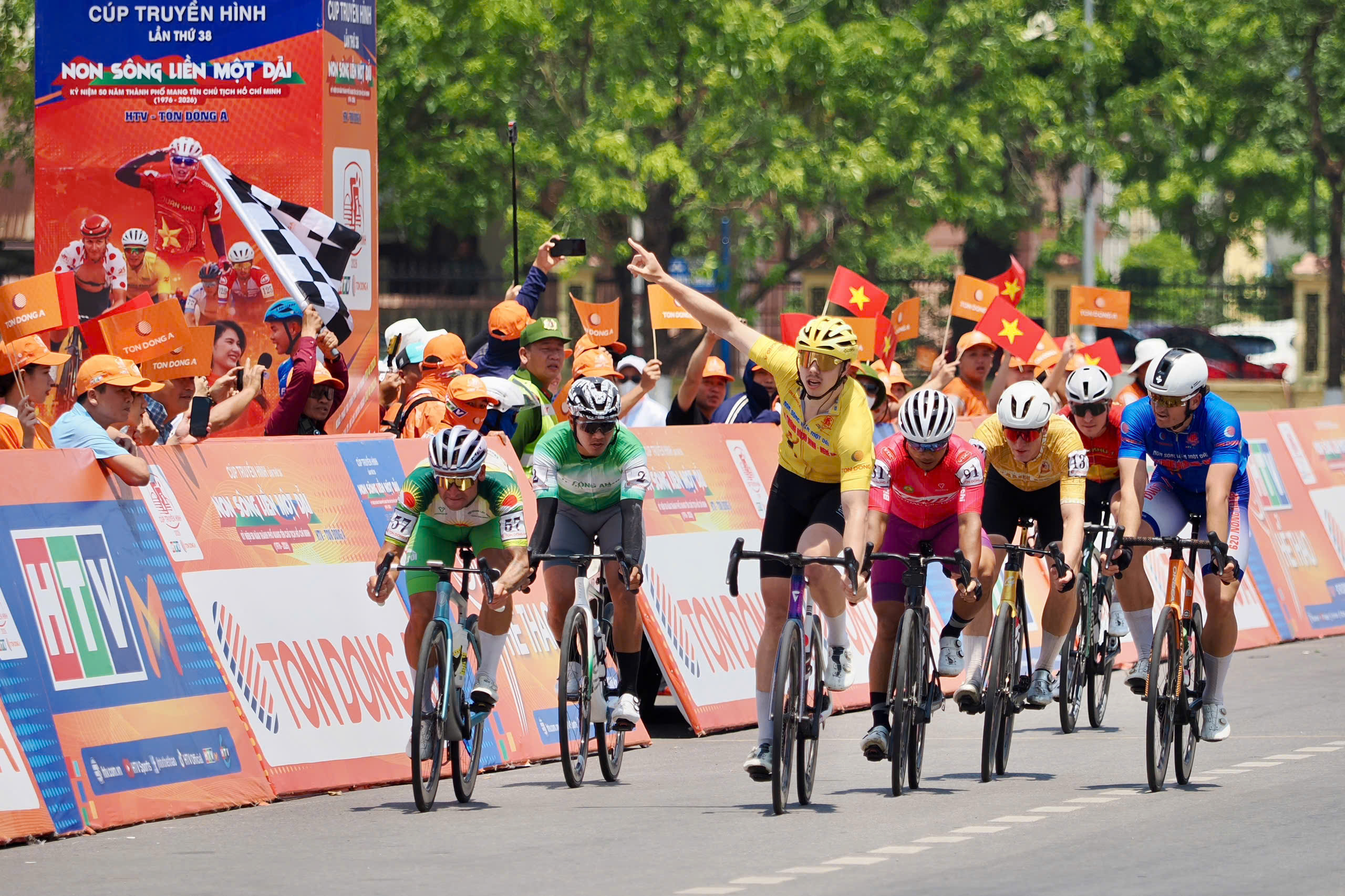 Chặng 7 cuộc đua xe đạp Cúp truyền hình TP HCM 2026: Đặng Thành Được tạm giữ Áo chấm đỏ  - Ảnh 11.