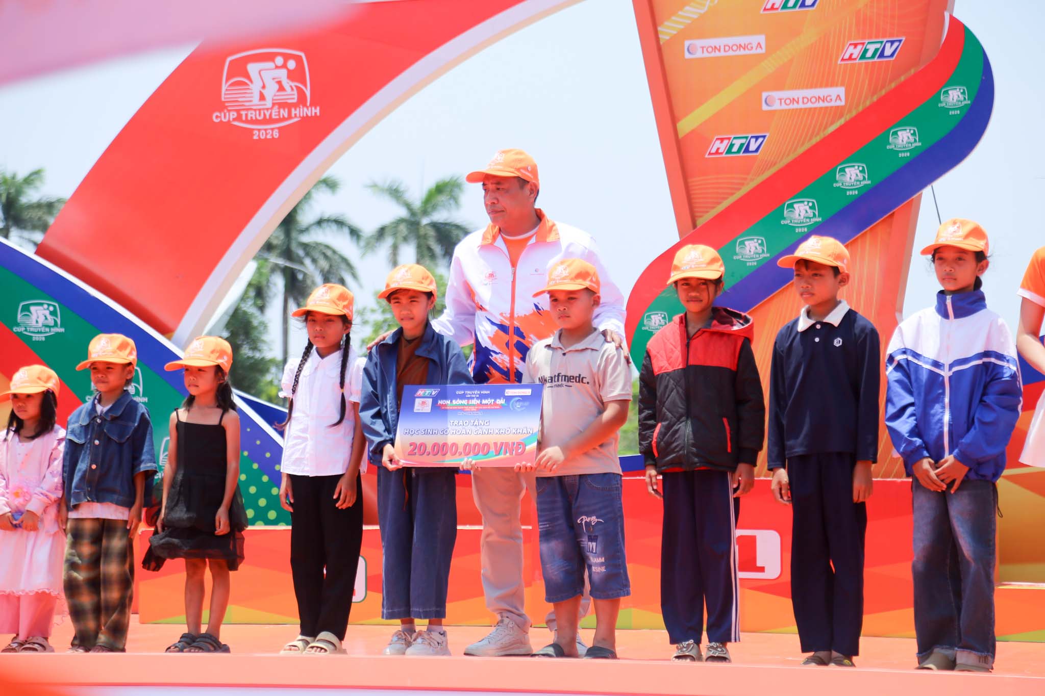 Chặng 7 cuộc đua xe đạp Cúp truyền hình TP HCM 2026: Đặng Thành Được tạm giữ Áo chấm đỏ  - Ảnh 15.