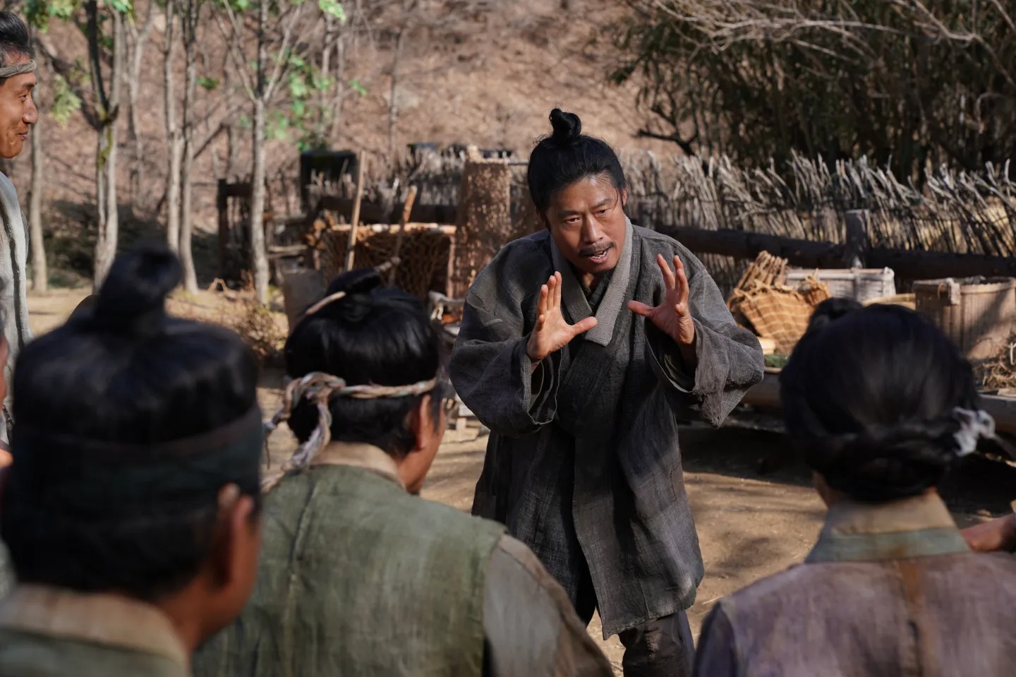 Dưới Bóng Điện Hạ: Đủ sâu để chạm, đủ day dứt để nhớ, một chữ “nể” không đủ để khen- Ảnh 8.