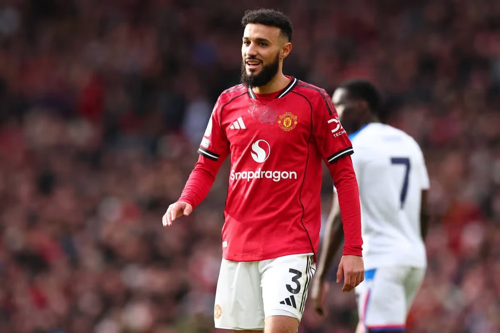 Mazraoui có thể hữu ích cho Luis Enrique tại MU. ẢNH: CAMERA SPORTS manchester-united-Mazraoui.jpg