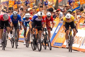 Clip độc đáo chặng đua tốc độ và cuộc đổi ngôi áo vàng