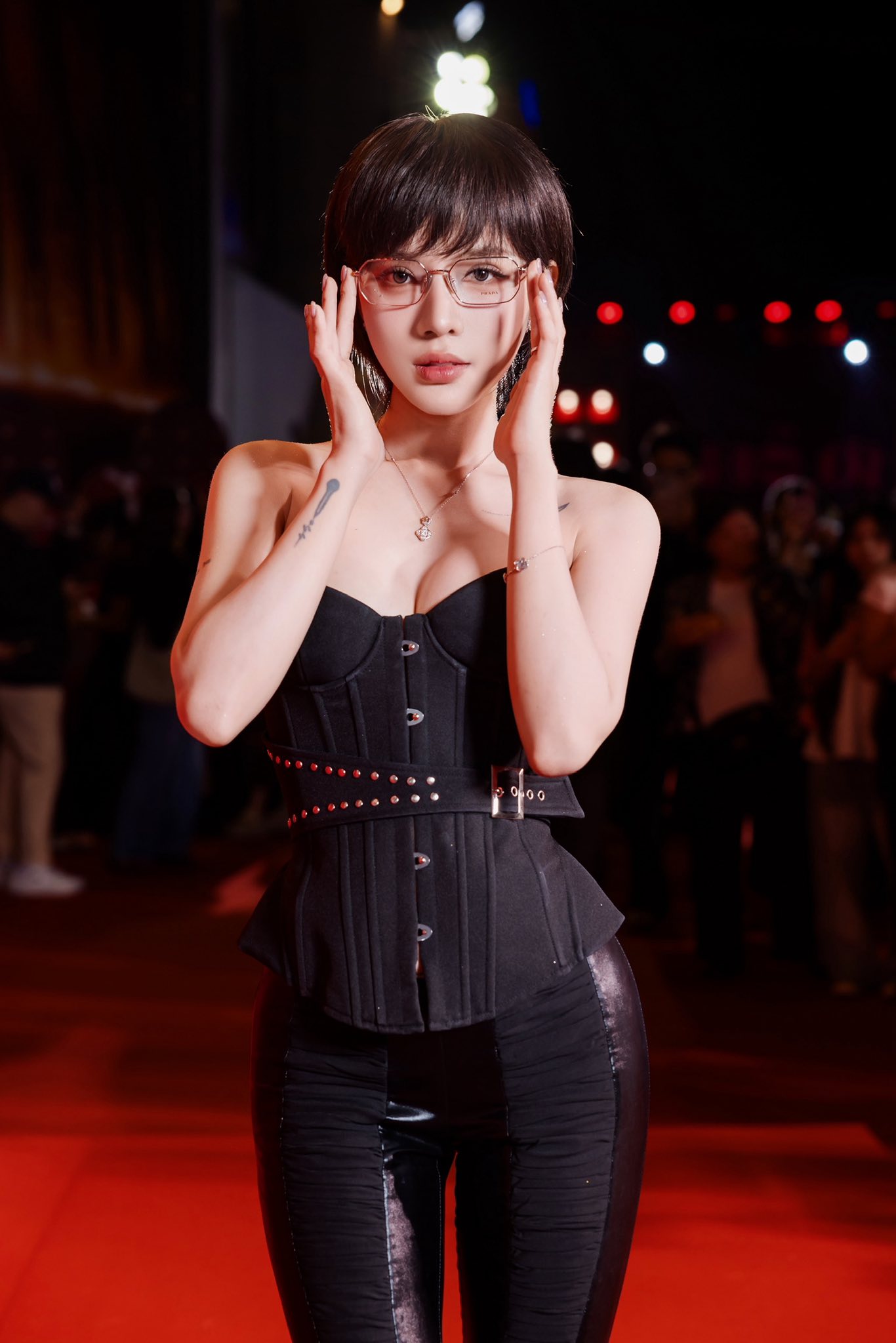 1775722172 647 My nhan tram ty showbiz Viet ra nhac la flop