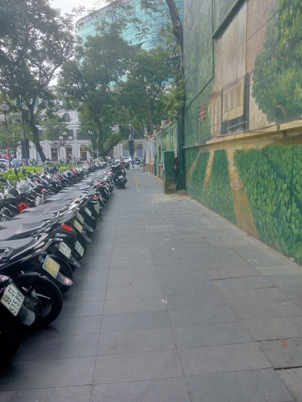 Đường sách TP.HCM trước nỗi lo không còn bãi giữ xe  - Ảnh 4.